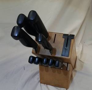 lot 401 image: Colombia Knife Set w Solid Wood Knife Block