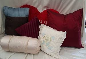 lot 405 image: 6 Throw Pillows