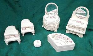 lot 293 image: Porcelain Boxes