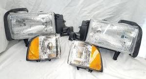 lot 302 image: Headlight Assemblies for a 2002 Dodge Pickup