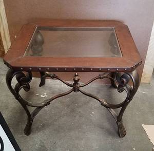 lot 429 image: End Table w Leather-look Top &amp Glass Insert