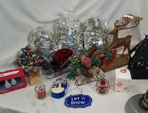 lot 436 image: Christmas Decor