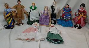 lot 443 image: Avon International Dolls