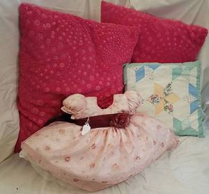 lot 455 image: Throw Pillows
