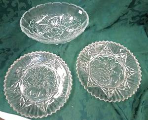 lot 471 image: Fruit-themed Glassware