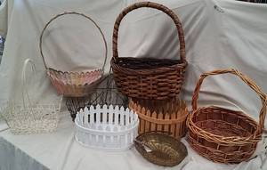 lot 490 image: 8 Decorative Baskets