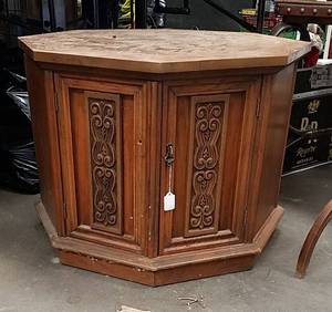 lot 494 image: Octagonal End Table