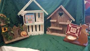 lot 472 image: Decorative Solid Wood Items