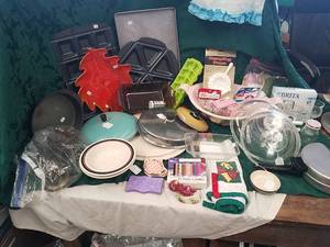 lot 473 image: Generous Quantity of Kitchen-Related Items