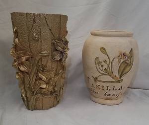 lot 475 image: 2 Vases