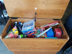 lot 485 image: Wooden Toybox w Contents