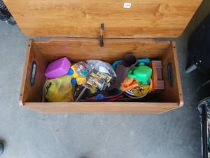 lot 486 image: Wooden Toybox w Contents