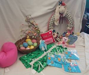 lot 483 image: Holiday Decorations