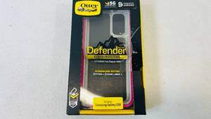 lot 22 image: Otterbox Defender Case for Samsung Galaxy S20