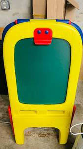 lot 67 image: Crayola Kids Whiteboard and Chalkboard Stand