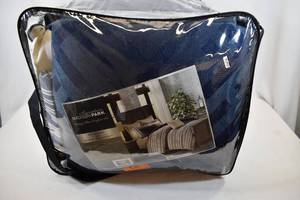 lot 114 image: Madison Park Blue 9pc King Comforter Set