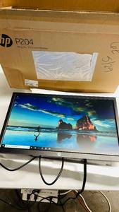 lot 207 image: HP 19.5 Computer Monitor Model P204 w power cable and box, no stand