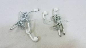 lot 361 image: Apple Earpods (Wired) - Lot of 2