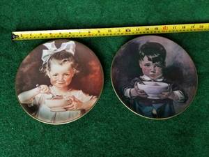 lot 10 image: Household items-collectible plates