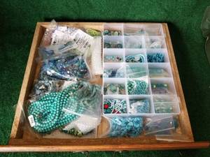 lot 59 image: Jewelry making supplies