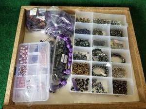 lot 60 image: Jewelry making supplies