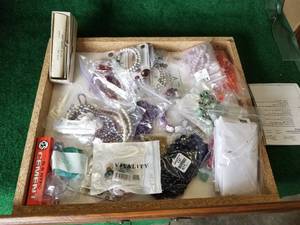 lot 61 image: Jewelry making supplies