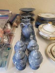 lot 27 image: Household items