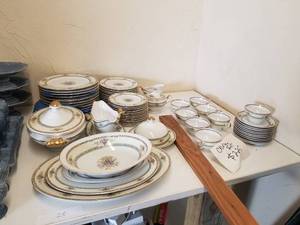 lot 28 image: China set by Hutschenreuther