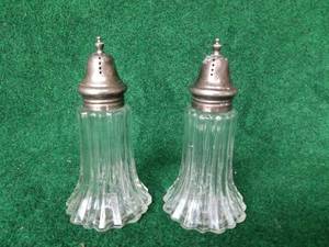lot 31 image: Vintage salt and pepper shaker set