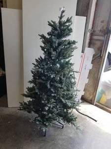 lot 66 image: Christmas tree