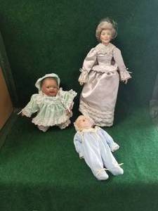 lot 90 image: Vintage dolls
