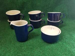 lot 231 image: Household items - dishware