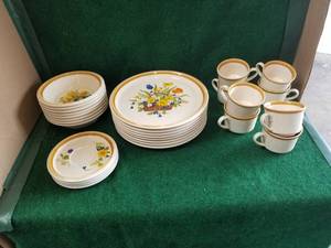 lot 95 image: Household items - dishware