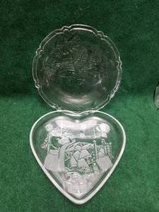 lot 106 image: Decorative Christmas glass serving trays