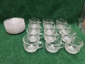 lot 113 image: Household items - glassware