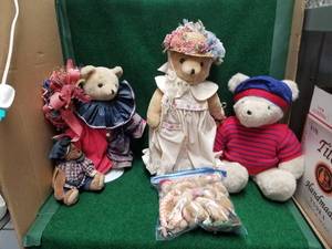 lot 120 image: Teddy bears