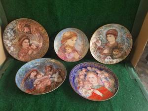 lot 170 image: Decorative pltes