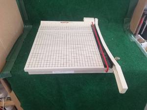 lot 200 image: Paper cutter