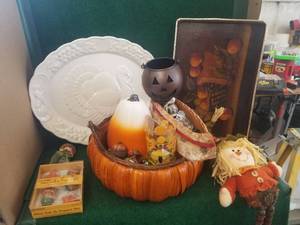 lot 202 image: Fall - Thanksgiving decorations