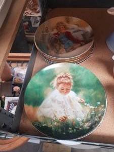 lot 209 image: Collectible plates