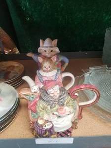 lot 210 image: Cookie jars