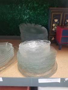 lot 212 image: Glassware