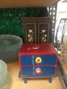 lot 213 image: Jewelry boxes