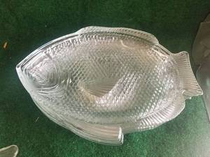 lot 211 image: Fish glassware