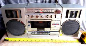 lot 5 image: Toshiba RT-150S Vintage Radio Cassette Player Boombox Stereo Radio - CHECK COMPS - $$$$