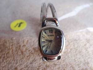 lot 18 image: WOMENS DELICATE SILVER TONE FOSSIL WATCH - ES9748