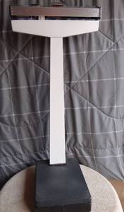 lot 32 image: HEALTH O METER FLOOR SCALE - UP TO 350 POUNDS (REGRETFULLY TESTEDWORKING - NO MORE DONUTS)