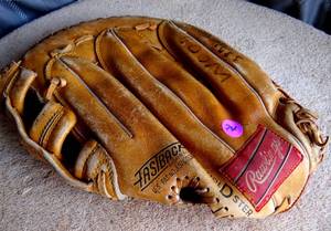 lot 74 image: Rawlings Keith Hernandez RFM-9 RHT First Base Glove