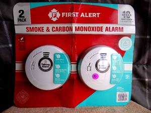 lot 91 image: First Alert 2-Pack Battery-Operated Combination Smoke and Carbon Monoxide Detector