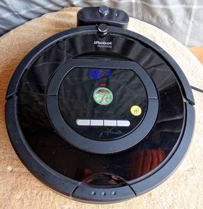 lot 141 image: iROBOT ROOMBA WITH CHARGING BASE - TESTEDTALKINGCHARGING